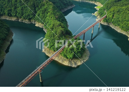 静岡県奥大井湖上駅と接岨湖を俯瞰した空撮写真 静岡県奥大井湖上駅と接岨湖を俯瞰した空撮写真 141219122