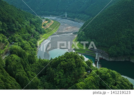静岡県奥大井・接岨湖のダム貯水池を俯瞰した空撮写真 静岡県奥大井・接岨湖のダム貯水池を俯瞰した空撮写真 141219123
