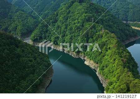静岡県接岨湖の緑の山々と湖水を俯瞰した空撮写真 静岡県接岨湖の緑の山々と湖水を俯瞰した空撮写真 141219127