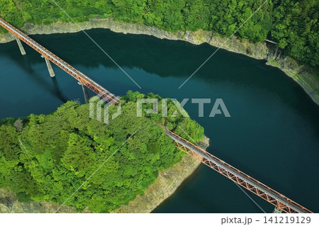 奥大井・接岨湖に架かる赤い鉄道橋を俯瞰した空撮写真 141219129