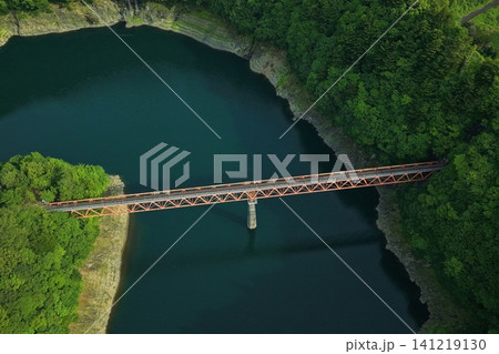 静岡県・接岨湖に架かる赤い鉄道トラス橋を俯瞰した空撮写真 141219130