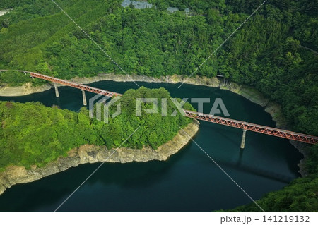 静岡県奥大井・接岨湖に架かる赤い鉄橋を俯瞰した空撮写真 静岡県奥大井・接岨湖に架かる赤い鉄橋を俯瞰した空撮写真 141219132