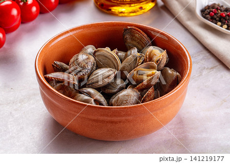 Clams in terracotta bowl with cherry tomatoes and olive oil Clams in terracotta bowl with cherry tomatoes and olive oil 141219177