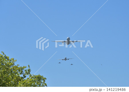 パリ上空を飛行する革命記念日予行演習の航空隊（2026年7月9日） 141219486