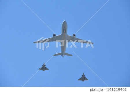 パリ上空を飛行する革命記念日予行演習の航空隊(2026年7月9日) パリ上空を飛行する革命記念日予行演習の航空隊(2026年7月9日) 141219492