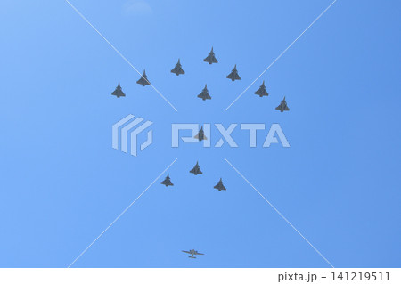 パリ上空を飛行する革命記念日予行演習の航空隊（2026年7月9日） 141219511