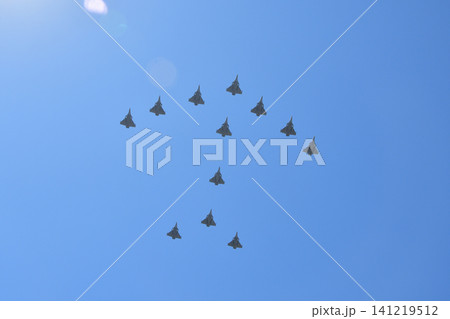 パリ上空を飛行する革命記念日予行演習の航空隊（2026年7月9日） 141219512