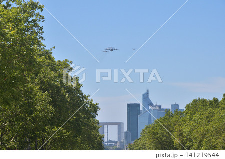 パリ上空を飛行する革命記念日予行演習の航空隊(2026年7月9日) パリ上空を飛行する革命記念日予行演習の航空隊(2026年7月9日) 141219544