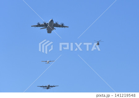 パリ上空を飛行する革命記念日予行演習の航空隊(2026年7月9日) パリ上空を飛行する革命記念日予行演習の航空隊(2026年7月9日) 141219548