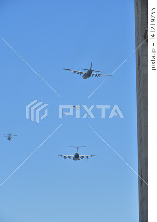 革命記念日予行演習で凱旋門越しに見える航空隊 パリ（2026年7月9日） 141219755