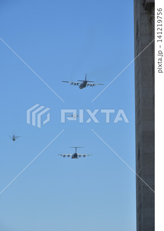 革命記念日予行演習で凱旋門越しに見える航空隊 パリ（2026年7月9日） 141219756