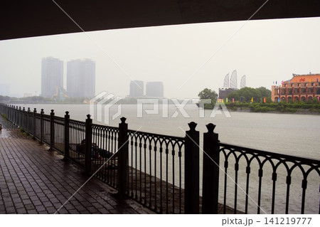ベトナム・サイゴン川の雨季の景色 ベトナム・サイゴン川の雨季の景色 141219777