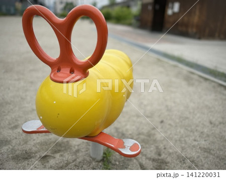 公園の黄色いスプリング遊具と砂場 公園の黄色いスプリング遊具と砂場 141220031