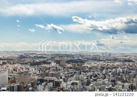 青空とダイナミックな雲が広がる都市の全景 141221220