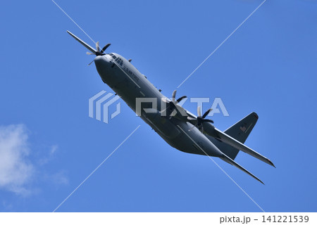 低空飛行する米軍機C-130ハーキュリーズ 低空飛行する米軍機C-130ハーキュリーズ 141221539