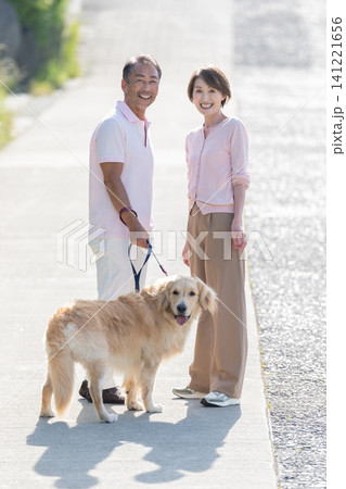 犬の散歩をするシニア夫婦 犬の散歩をするシニア夫婦 141221656