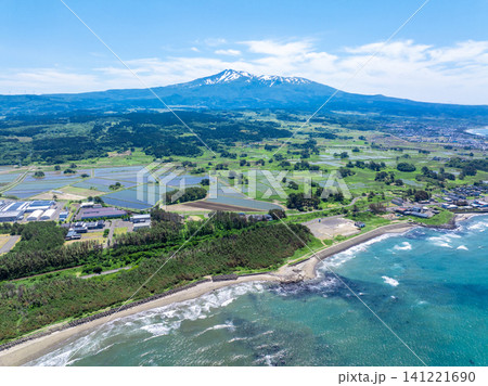 鳥海山と象潟の海岸、九十九島(秋田県にかほ市) 鳥海山と象潟の海岸、九十九島(秋田県にかほ市) 141221690