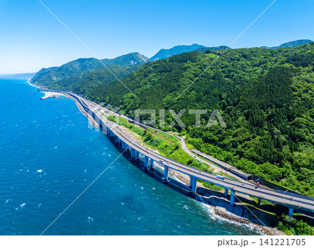 親不知の北陸自動車道と国道8号線(新潟県糸魚川市) 親不知の北陸自動車道と国道8号線(新潟県糸魚川市) 141221705
