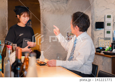 飲食店でお客様の苦情に対応するスタッフ 141221771