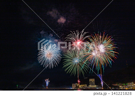 夜空に広がるカラフルな花火 夜空に広がるカラフルな花火 141221828