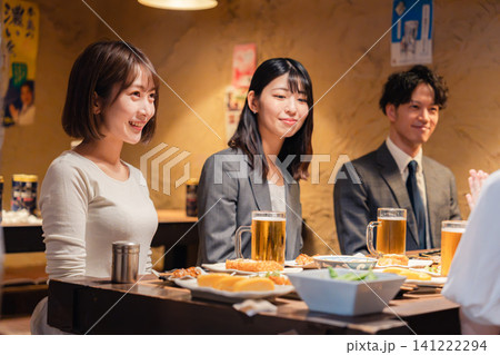 居酒屋で飲む若手の社会人 居酒屋で飲む若手の社会人 141222294