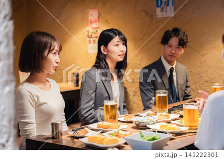 居酒屋で飲む若手の社会人 居酒屋で飲む若手の社会人 141222301