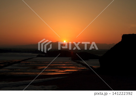 水田に映る夕焼け 水田に映る夕焼け 141222392