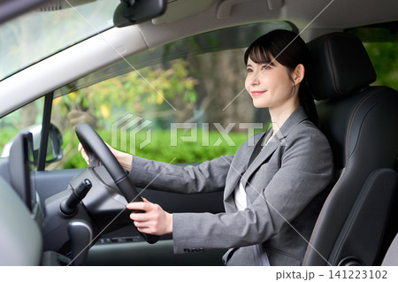 車を運転するアジア人ビジネスマン 141223102