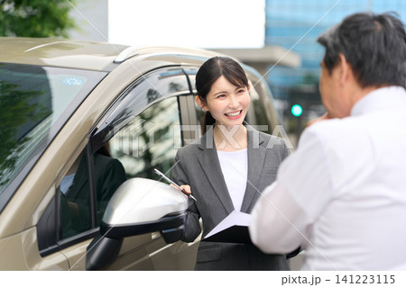 車の販売をするアジア人ビジネスウーマン 141223115