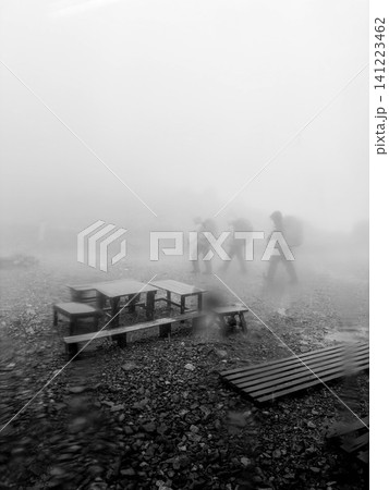 雨の日の登山者 雨の日の登山者 141223462