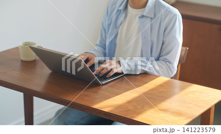 ノートPCを使う男性。パソコン、仕事、作業、テレワーク、副業、資格、カジュアル、DX、IT、ビジネス 141223579