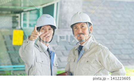 設備を点検する作業員。工事、検査、修理、メンテナンス、保守、建設、チームワーク、業者、人材、安全 設備を点検する作業員。工事、検査、修理、メンテナンス、保守、建設、チームワーク、業者、人材、安全 141223605