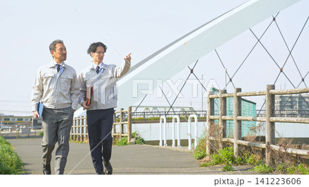 歩く作業員のグループ。点検、防災、業者、建設、安全、検査、自治体、公務員、見回り、確認、保守、工事 141223606