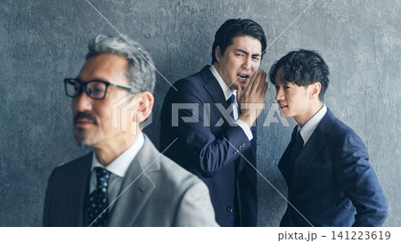 上司の悪口を言う部下たち。不満、ビジネス、企業、社長、経営者、イライラ、転職、疑問、不正、不祥事 上司の悪口を言う部下たち。不満、ビジネス、企業、社長、経営者、イライラ、転職、疑問、不正、不祥事 141223619