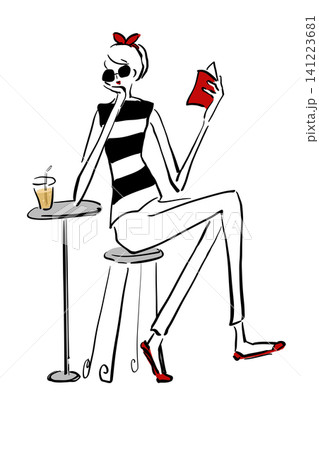 カフェで読書とジンジャーエールを楽しむおしゃれな女性 パリジェンヌ カフェで読書とジンジャーエールを楽しむおしゃれな女性 パリジェンヌ 141223681