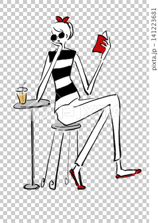 カフェで読書とジンジャーエールを楽しむおしゃれな女性 パリジェンヌ カフェで読書とジンジャーエールを楽しむおしゃれな女性 パリジェンヌ 141223681