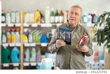 Senior man select and studies label razor Senior man select and studies label razor 141223741