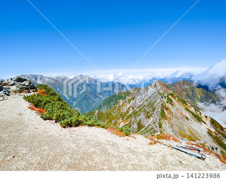秋の針ノ木岳・蓮華岳登山(針ノ木岳山頂から剱岳・スバリ岳方面の眺め) 秋の針ノ木岳・蓮華岳登山(針ノ木岳山頂から剱岳・スバリ岳方面の眺め) 141223986