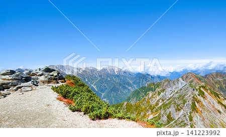 秋の針ノ木岳・蓮華岳登山(針ノ木岳山頂から剱岳・スバリ岳方面の眺め) 秋の針ノ木岳・蓮華岳登山(針ノ木岳山頂から剱岳・スバリ岳方面の眺め) 141223992