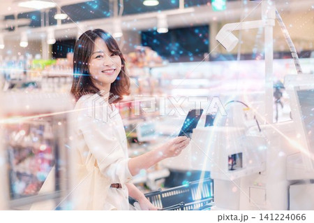 スーパーで買い物をする女性 スーパーで買い物をする女性 141224066