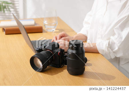 写真を編集する女性 写真を編集する女性 141224437