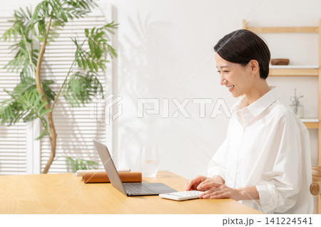 パソコン操作をする女性 141224541