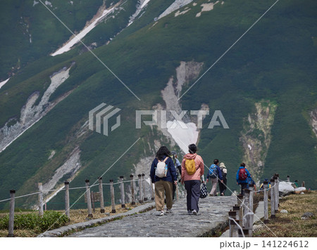 夏の観光名所立山黒部アルペンルートの室堂山頂の観光客の姿と立山連峰の風景 夏の観光名所立山黒部アルペンルートの室堂山頂の観光客の姿と立山連峰の風景 141224612