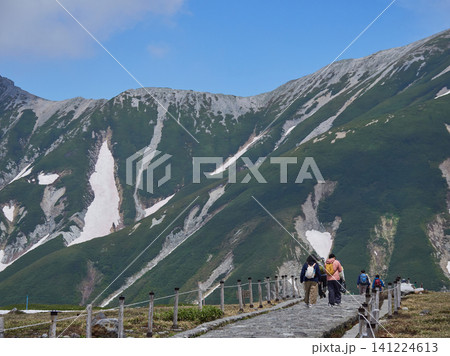 夏の観光名所立山黒部アルペンルートの室堂山頂の観光客の姿と立山連峰の風景 夏の観光名所立山黒部アルペンルートの室堂山頂の観光客の姿と立山連峰の風景 141224613