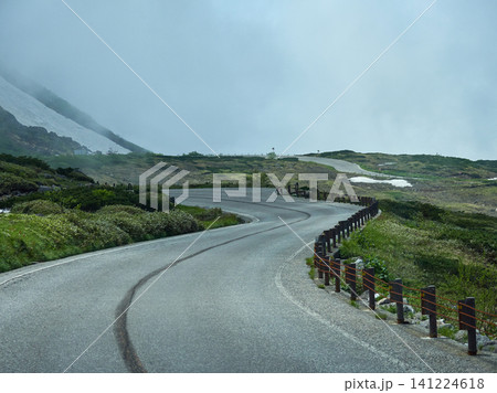 観光名所立山黒部アルペンルートの高原バスの路線の風景 観光名所立山黒部アルペンルートの高原バスの路線の風景 141224618