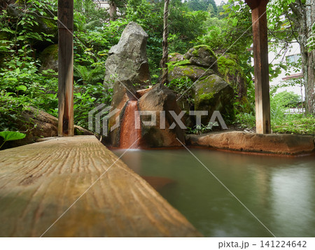 夏の観光名所平湯温泉街の足湯の風景 夏の観光名所平湯温泉街の足湯の風景 141224642