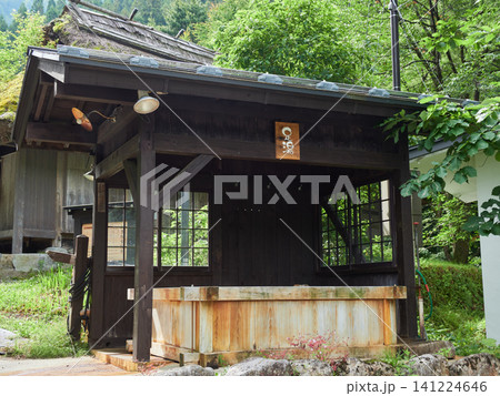 夏の観光名所平湯温泉街の足湯の風景 夏の観光名所平湯温泉街の足湯の風景 141224646