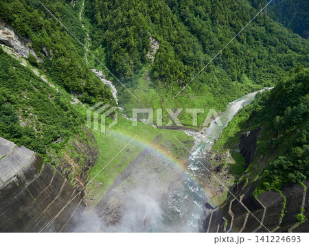 夏の観光名所立山黒部アルペンルートの黒部ダムの観光放水の風景 夏の観光名所立山黒部アルペンルートの黒部ダムの観光放水の風景 141224693