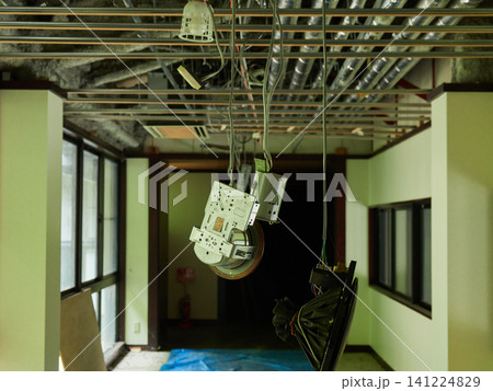 観光地奥飛騨温泉街の廃業したホテルの内部の様子 141224829