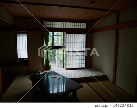 夏の観光地奥飛騨温泉街の廃業したホテルの客室の風景	 141224832